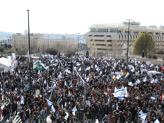В Иерусалиме колонна демонстрантов направляется к резиденции Биньямина Нетаниягу