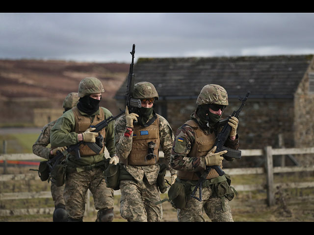 Украинские военные проходит армейскую подготовку в Англии. Фоторепортаж