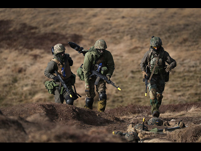 Украинские военные проходит армейскую подготовку в Англии. Фоторепортаж