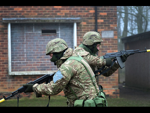 Украинские военные проходит армейскую подготовку в Англии. Фоторепортаж