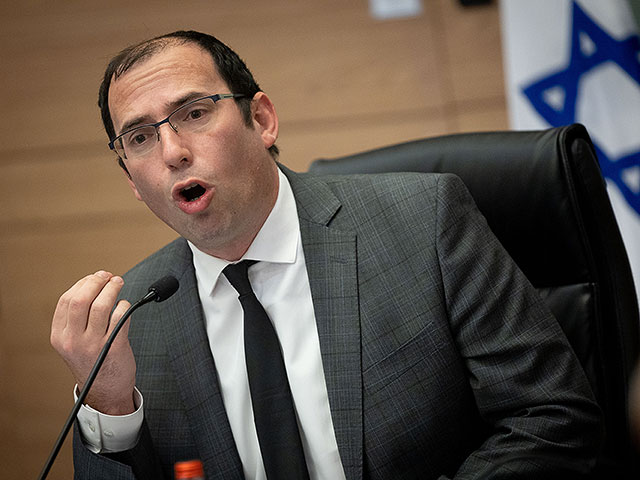 Кнессет обсуждает законы юридической реформы, оппозиция не позволяет Симхе Ротману говорить