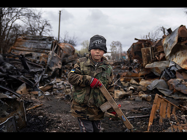 Мальчик Егор с деревянным автоматом. Окрестности Чернигова, 17 апреля 2022 года