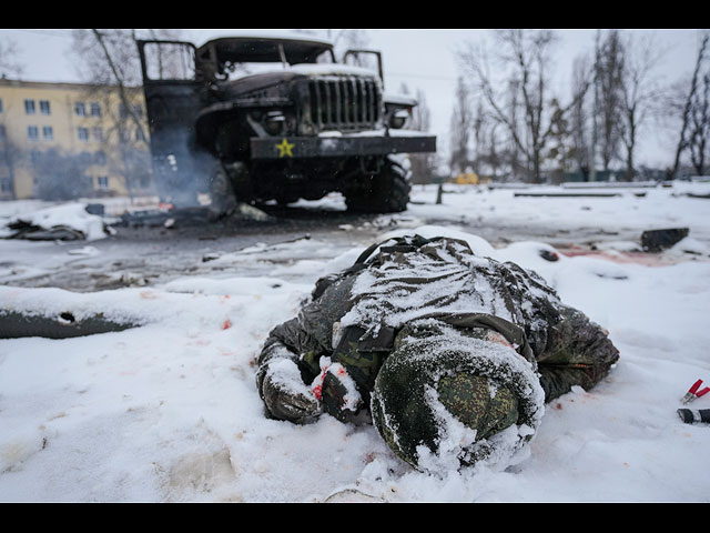 Тело российского военнослужащего рядом с уничтоженной установкой залпового огня на окраине Харькова. 25 февраля 2022 года