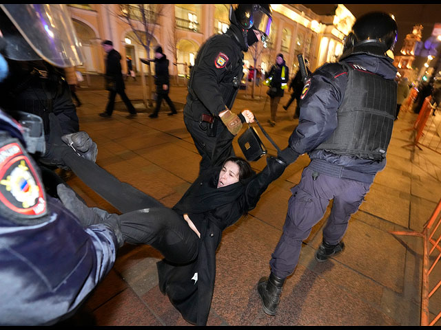 Разгон демонстрантов во время акции против нападения России на Украину. Санкт-Петербург, Россия, 2 марта 2022 года