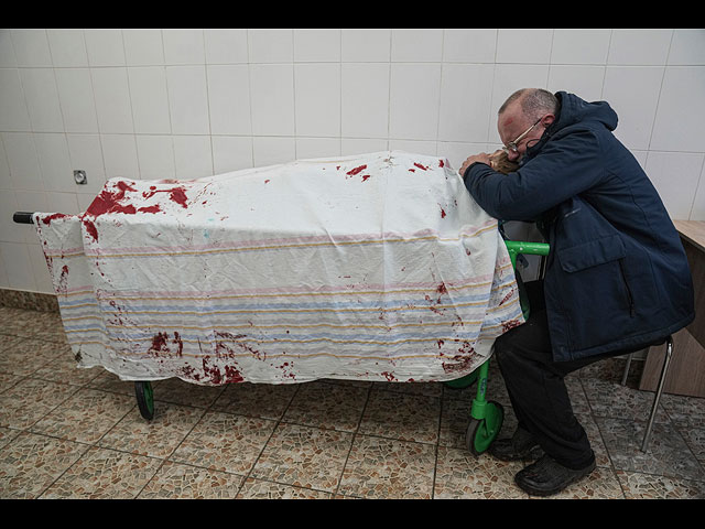 Отец плачет над телом сына, лежащим на носилках в родильном доме, переоборудованном в лечебное отделение. Мариуполь, 2 марта 2022 года