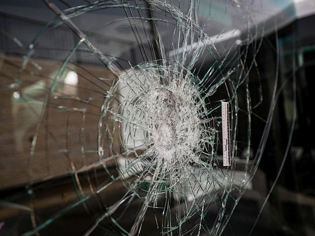 Автомобиль дяди погибших в теракте братьев Янив по дороге на шиву по ним подвергся "каменной атаке"