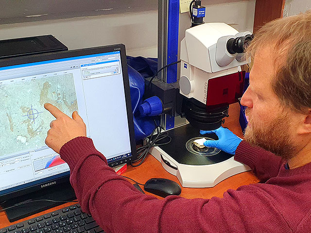 Изучение надписи под микроскопом в аналитических лабораториях Управления древностей