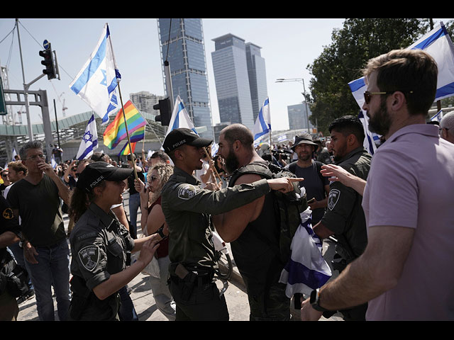 Акция протеста в Тель-Авиве: столкновения на шоссе Аялон. Фоторепортаж