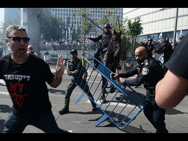 Акция протеста в Тель-Авиве: столкновения на шоссе Аялон. Фоторепортаж