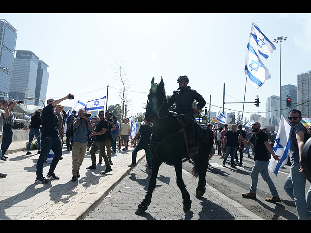 Акция протеста в Тель-Авиве: столкновения на шоссе Аялон. Фоторепортаж