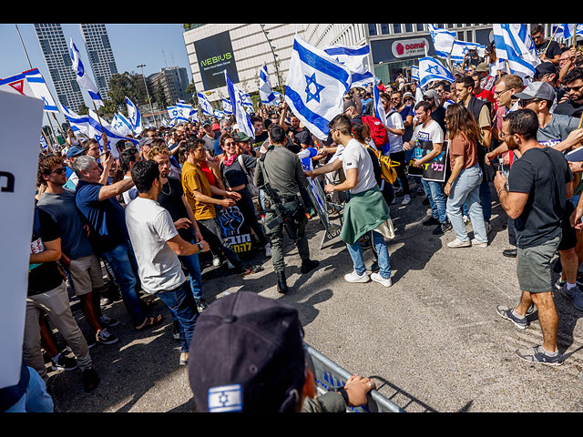Акция протеста в Тель-Авиве: столкновения на шоссе Аялон. Фоторепортаж