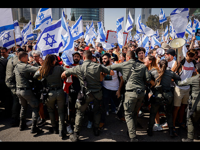 Акция протеста в Тель-Авиве: столкновения на шоссе Аялон. Фоторепортаж