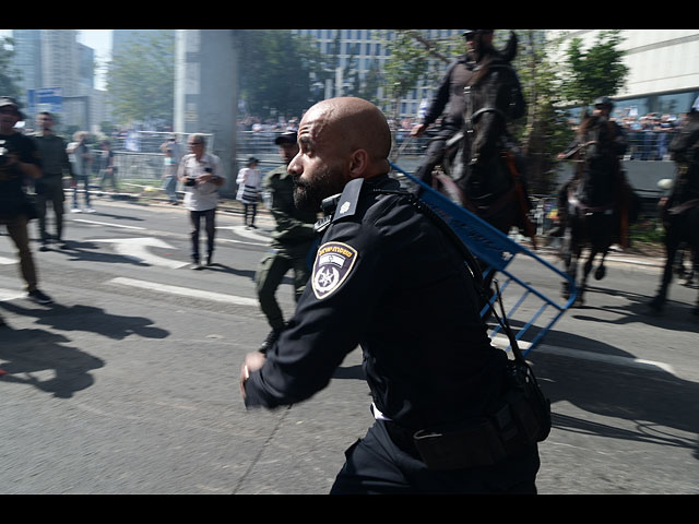 Акция протеста в Тель-Авиве: столкновения на шоссе Аялон. Фоторепортаж