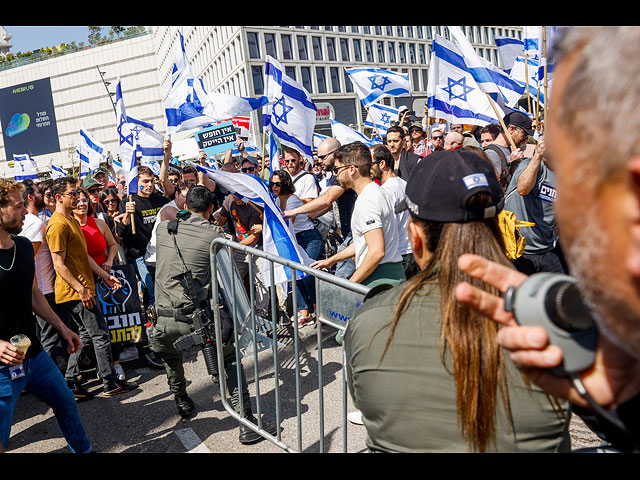 Акция протеста в Тель-Авиве: столкновения на шоссе Аялон. Фоторепортаж