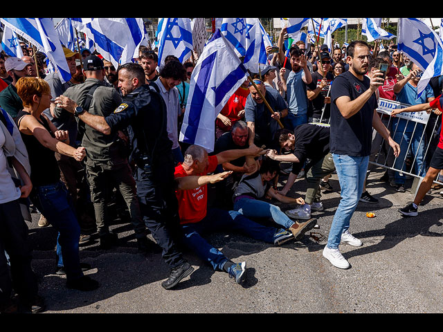 Акция протеста в Тель-Авиве: столкновения на шоссе Аялон. Фоторепортаж