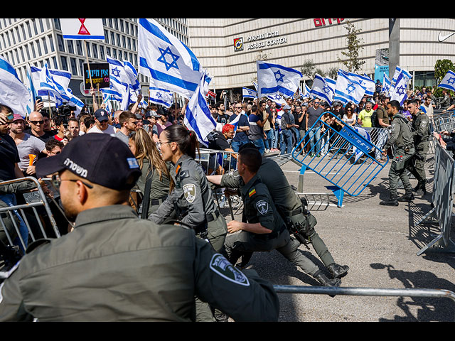 Акция протеста в Тель-Авиве: столкновения на шоссе Аялон. Фоторепортаж