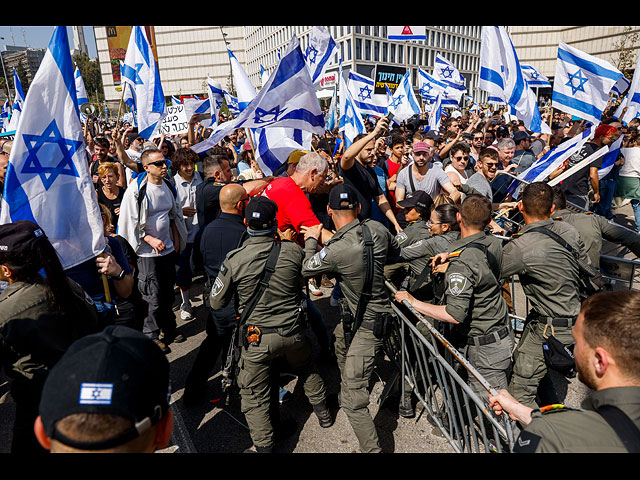 Акция протеста в Тель-Авиве: столкновения на шоссе Аялон. Фоторепортаж