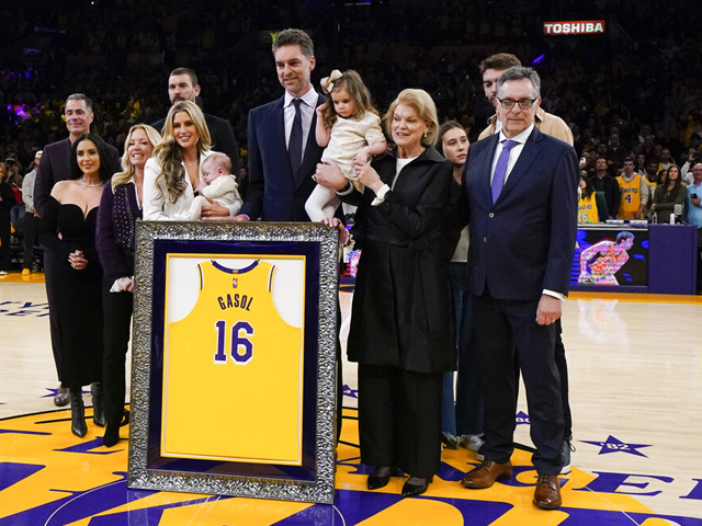 "Лос-Анджелес Лейкерс" вывел из обращения номер Пау Газоля - NEWSru.co.il