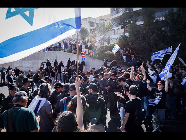 День протеста и помех: блокированные "Бен-Гурион" и "Аялон". Фоторепортаж