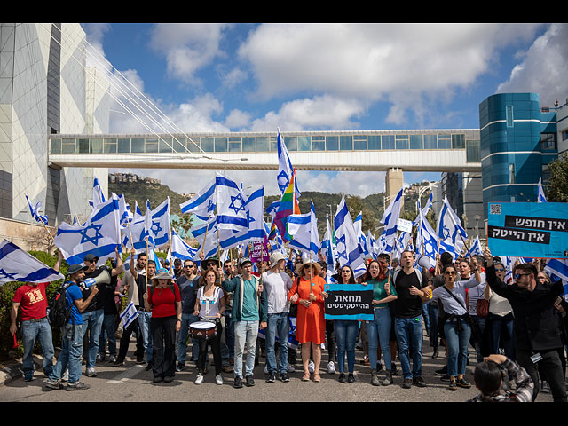 День протеста и помех: блокированные "Бен-Гурион" и "Аялон". Фоторепортаж