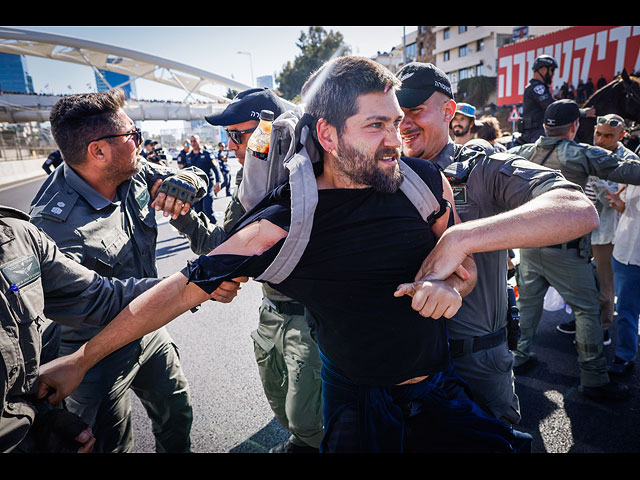 День протеста и помех: блокированные "Бен-Гурион" и "Аялон". Фоторепортаж