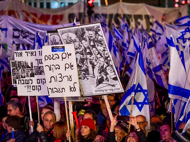 Десятки тысяч израильтян вышли на акции протеста против правовой реформы