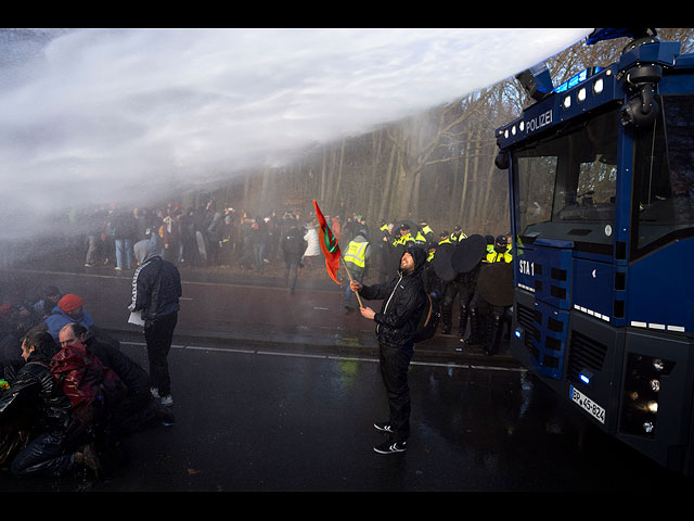 Климатическая "голая акция" протеста и водометы в Гааге. Фоторепортаж