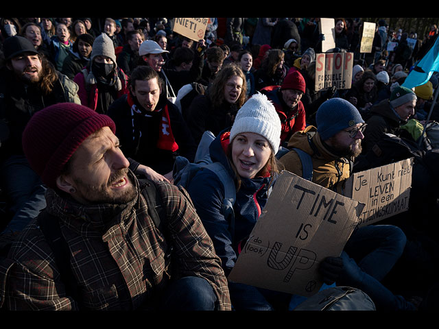 Климатическая "голая акция" протеста и водометы в Гааге. Фоторепортаж