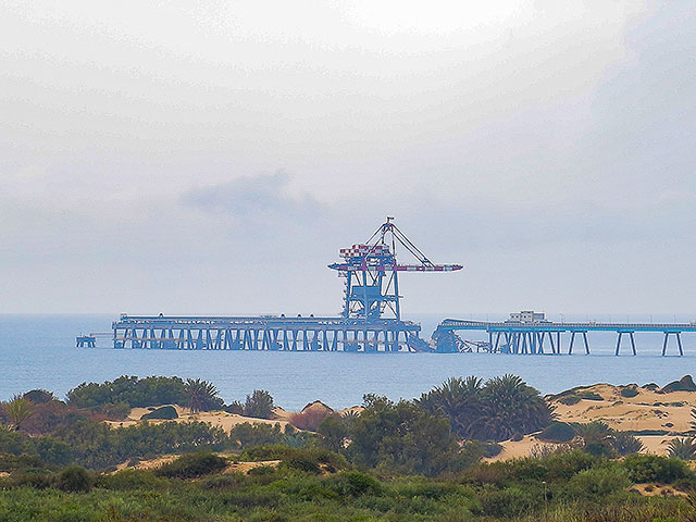 Уточненные данные: после падения подъемного крана в воду около Ашкелона ...
