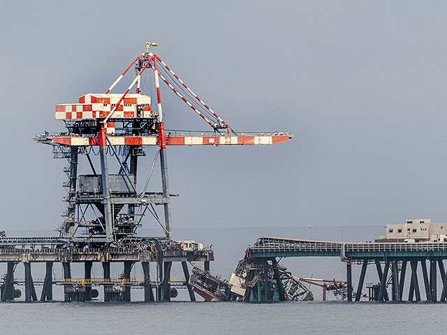 Уточненные данные: после падения подъемного крана в воду около Ашкелона ...