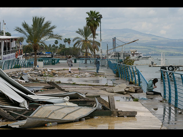 Последствия штормовой погоды на побережье Кинерета. Фоторепортаж