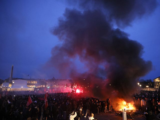 Протесты в Париже против пенсионной реформы, сотни задержанных