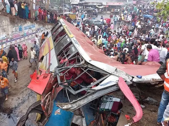 Bus crash kills 17 in Bangladesh