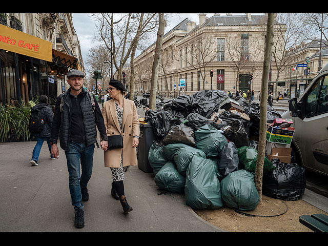 Париж утопает в мусоре: следствие протестов и забастовки. Фоторепортаж