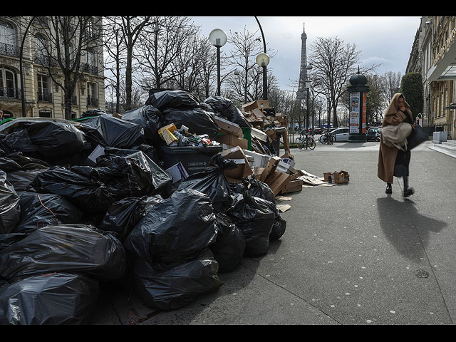 Париж утопает в мусоре: следствие протестов и забастовки. Фоторепортаж