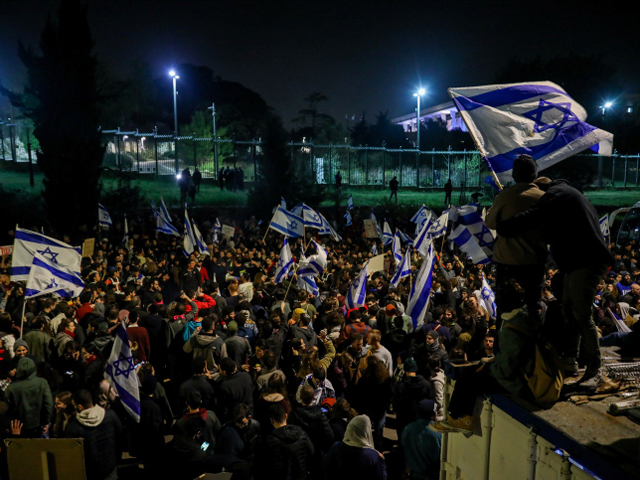 Забастовки и протесты на фоне кризиса власти