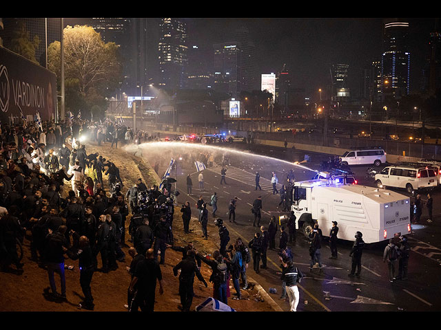 "Парализующий протест" в Тель-Авиве после отставки министра обороны. Фоторепортаж