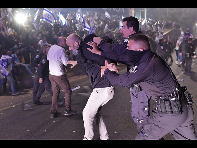 "Парализующий протест" в Тель-Авиве после отставки министра обороны. Фоторепортаж