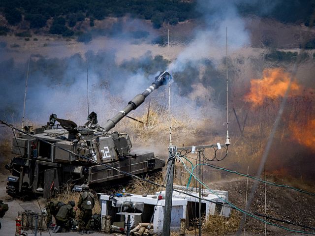 Израильская артиллерия ведет огонь по цели в Ливане