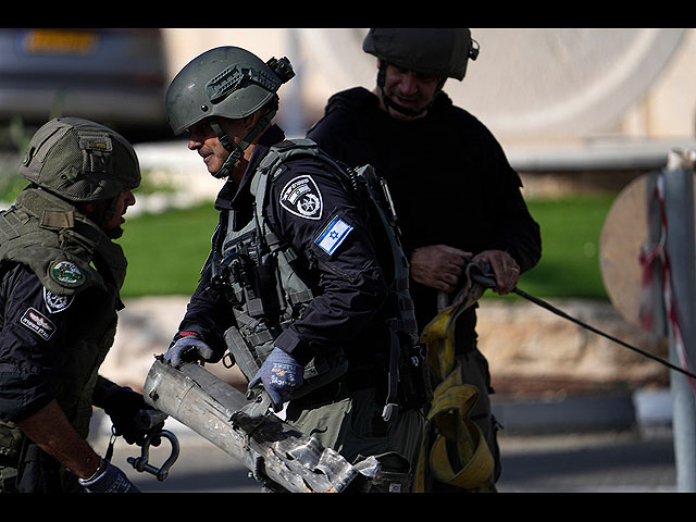 Израильская полиция убирает остатки перехваченной ракеты, выпущенной из Ливана. Шломи, 6 апреля 2023 года