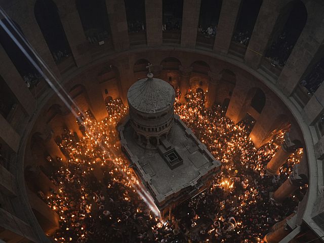 Благодатный огонь в Москву доставили с опозданием