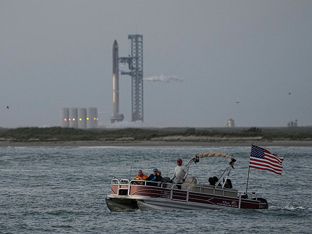 Запуск самой большой ракеты в истории отложен за минуты до старта