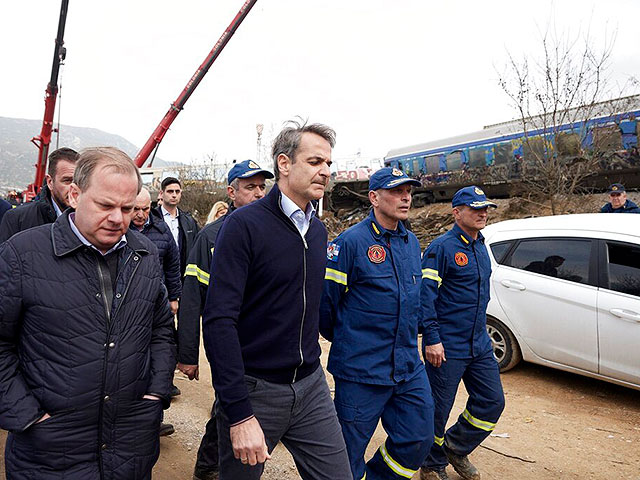 Премьер-министр Греции Кириакос Мицотакис на месте катастрофы