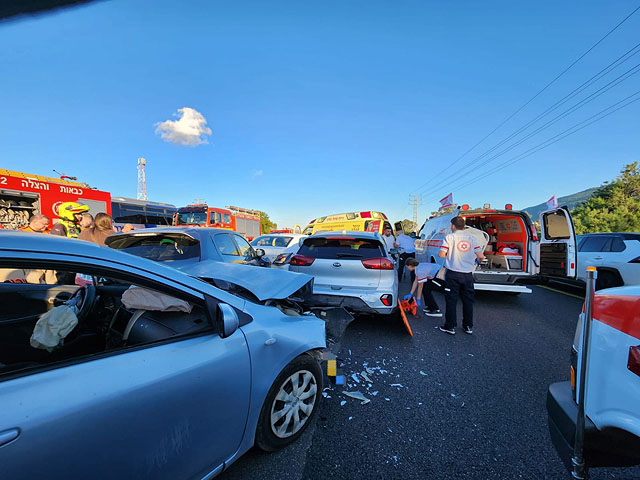 На 75-м шоссе произошло ДТП с участием шести автомобилей, пострадали четыре человека