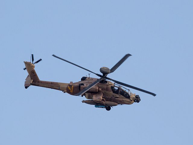 Вертолет Apache, участвовавший в воздушном параде, совершил вынужденную посадку около Герцлии
