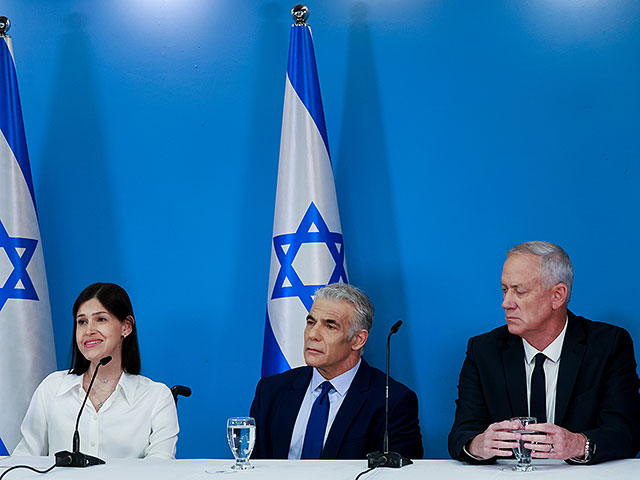 Слева направо: Карин Эльхарар, глава "Еш Атид" Яир Лапид, глава "Махане Мамлахти" Бени Ганц