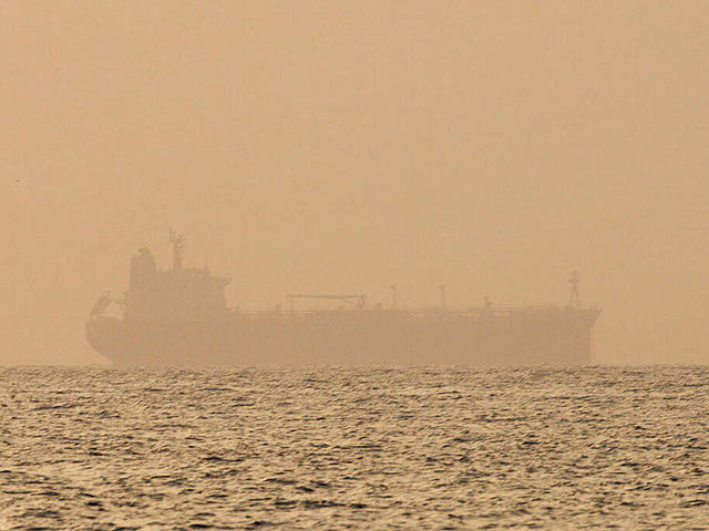 Начинается откачка нефти из супертанкера, терпящего бедствие у берегов Йемена