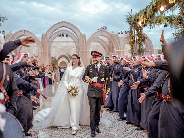 В социальных сетях распространяется видеозапись, на которой показан фрагмент церемонии бракосочетания наследника престола Иордании принца Хусейна бин Абдаллы и гражданки Саудовской Аравии Раджвы ас-Саиф