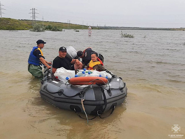 Спасательная операция после разрушения Каховской ГЭС. Фоторепортаж