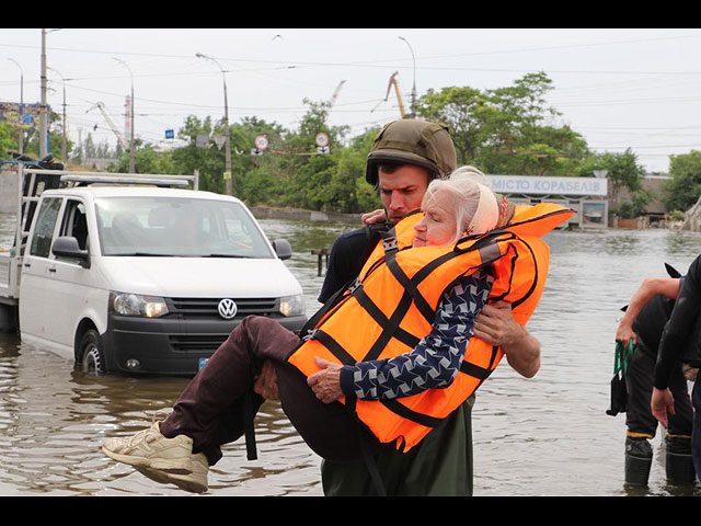 Спасательная операция после разрушения Каховской ГЭС. Фоторепортаж